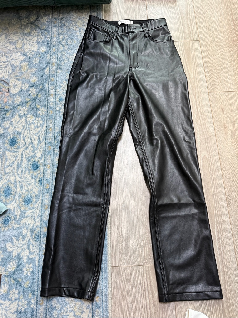 Abercrombie Curve Love High Rise 90s Straight Vegan Leather Pant in Black - Picture 5 of 7